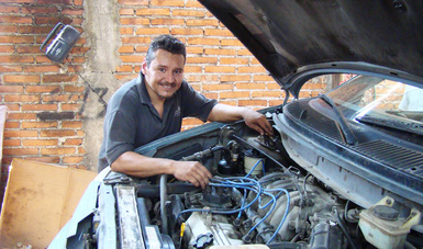 Un mecánico revisando un automóvil.