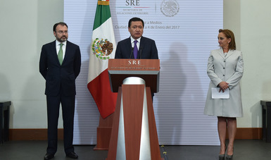 El Secretario de Gobernación, Miguel Ángel Osorio Chong, durante la toma de posesión al Secretario de Relaciones Exteriores, Luis Videgaray Caso.