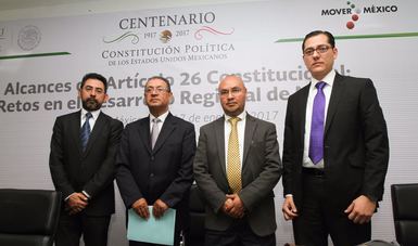 Participantes del foro “Artículo 26 Constitucional: Retos en el Desarrollo Regional de México”, organizado por SEDATU, como parte de los festejos por el primer Centenario de la promulgación de la Carta Magna.    