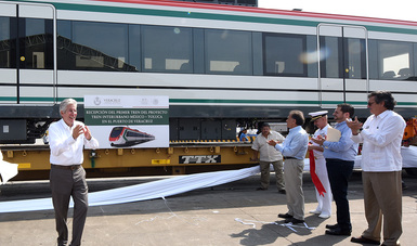 El secretario de Comunicaciones y Transportes, Gerardo Ruiz Esparza, encabezó la recepción del primer convoy del Tren Interurbano México Toluca