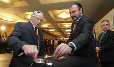 Canciller Luis Videgaray con el Sr. Moshe Barth, sobreviviente del Holocausto en la Conmemoración del Holocausto