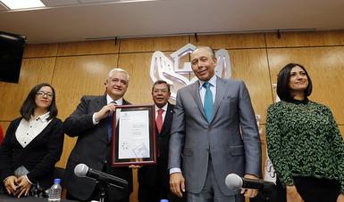 Luis Antonio Godina y José Reyes Baeza recibieron el certificado