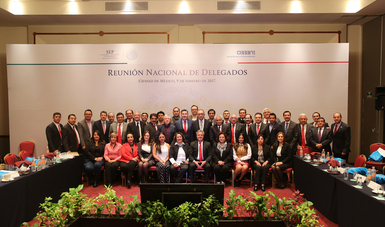 Simón Villar, director general del Conafe, acompañado de delegados estatales y cuerpo directivo, en la Primera Reunión Nacional de Delegados de 2017.