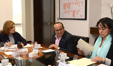 La Secretaria Arely Gómez y el Diputado Federal Rafael Hernández Soriano revisan temas del NAICM 