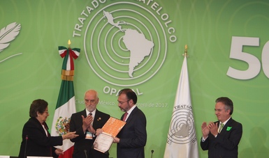 Canciller Luis Videgaray recibiendo el Certificado de Inscripción en el Registro Regional de América Latina y el Caribe del Programa Memoria del Mundo