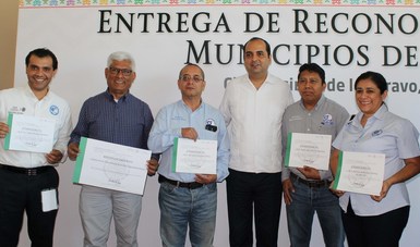 Entrega de reconocimientos a municipios de Guerrero que participaron en el Programa Agenda para el Desarrollo Municipal 2016.